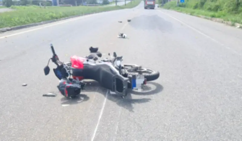 Dois homens caem de moto e morrem atropelados na BR-101 em Paulista
