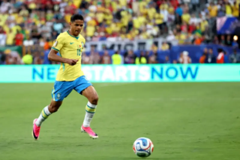 Douglas Santos descarta favoritismo na Copa do Mundo 2026