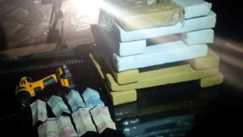 Drogas escondidas em som automotivo levam jovem à prisão em Romaria