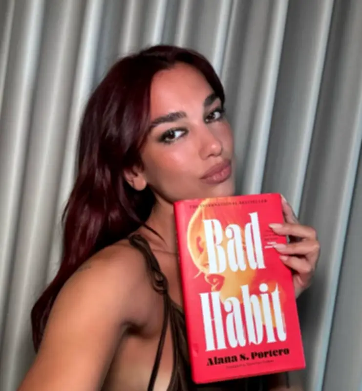 Dua Lipa inaugura biblioteca de livros censurados em Portugal