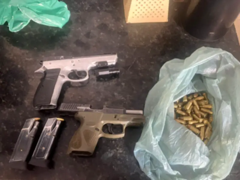 Duas prisões e apreensão de R$ 24 mil, armas e drogas no RJ