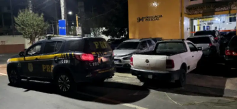 Dupla detida com carro com registro de apropriação indébita na Via Dutra