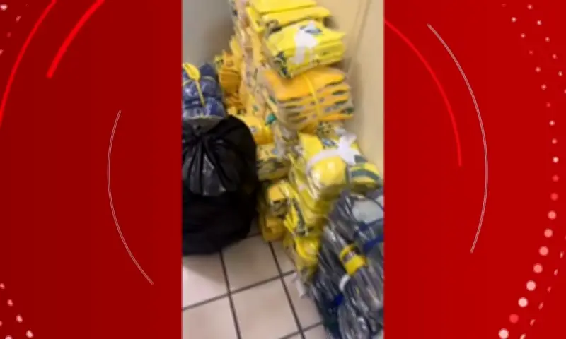 Dupla é presa com 500 camisas falsas da seleção e 40 celulares na Bahia