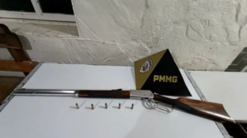 Dupla presa em Montes Claros por posse de arma furtada reconhecida em vídeo