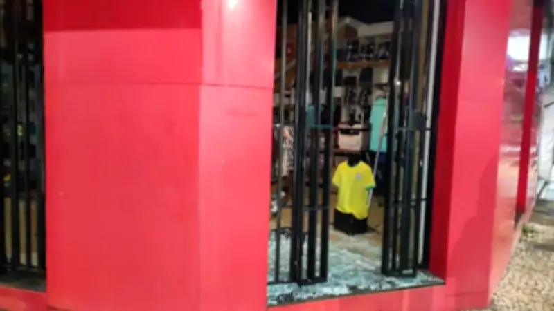 Durante jogo do Brasil, homem furta camisas da seleção em Uberaba