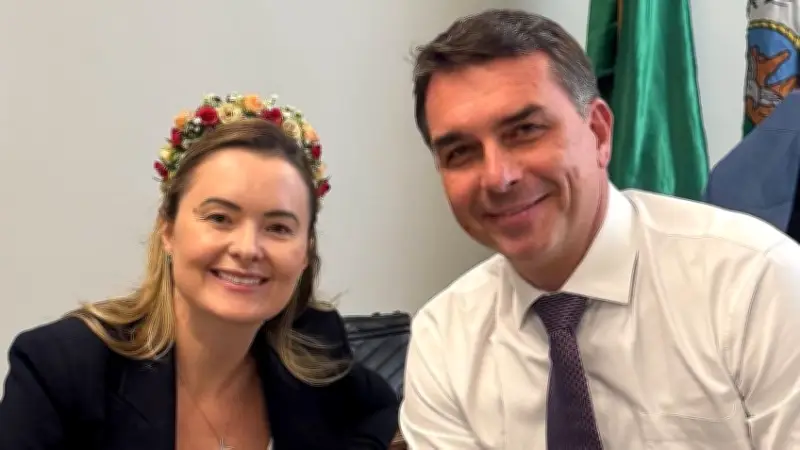 Eduardo Bolsonaro defende Julia Zanatta como vice na chapa de Flávio