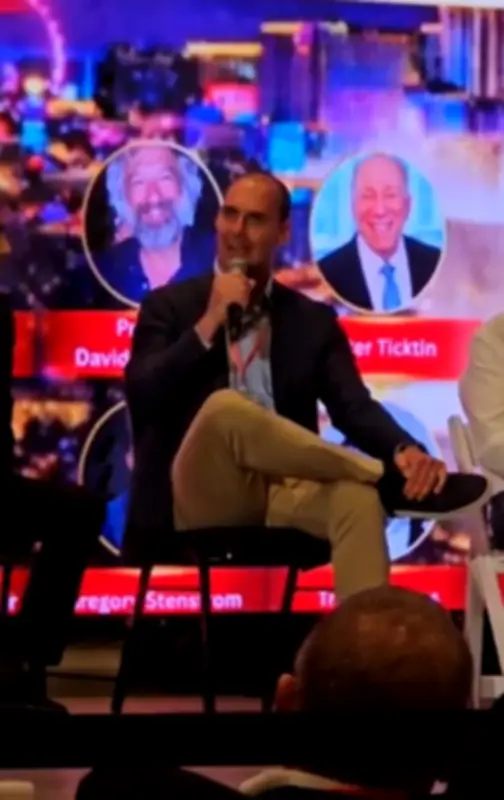 Eduardo Bolsonaro fala em guerra cultural na estreia de Dark Horse