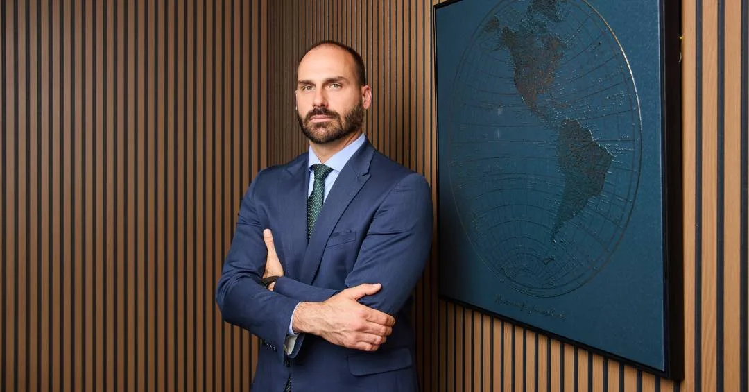 Eduardo Bolsonaro recebe dois prêmios da Câmara: tempo e salário