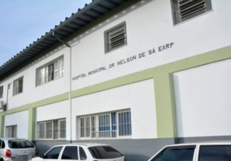 Elevador quebrado adia cateterismo de idosa em Petrópolis