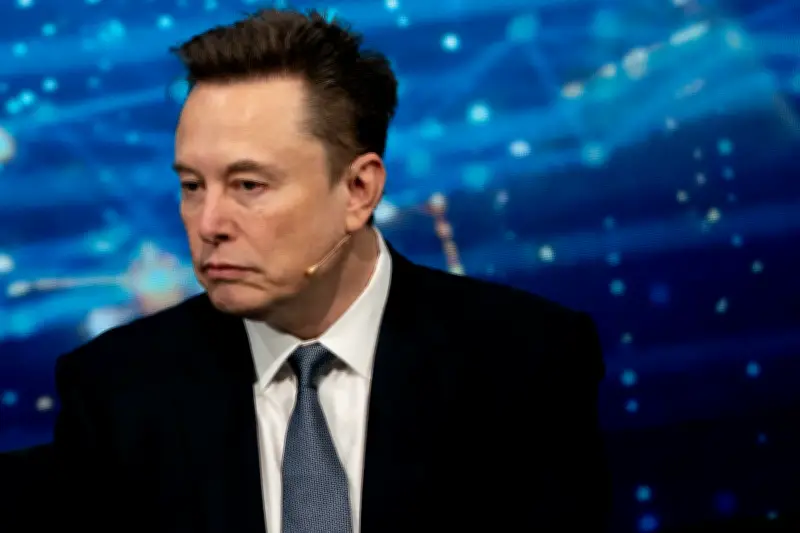 Elon Musk perde status de trilionário com queda das ações da SpaceX