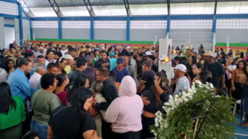 Emoção no velório coletivo das vítimas de acidente em Areia Branca