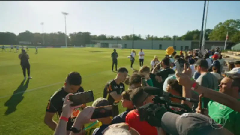 Endrick e Rayan 'entrevistam' Igor Thiago em treino da Seleção nos EUA