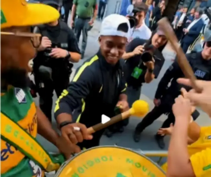 Endrick, Vini Jr, Danilo e Raphinha comandam festa na chegada do Brasil à Filadélfia