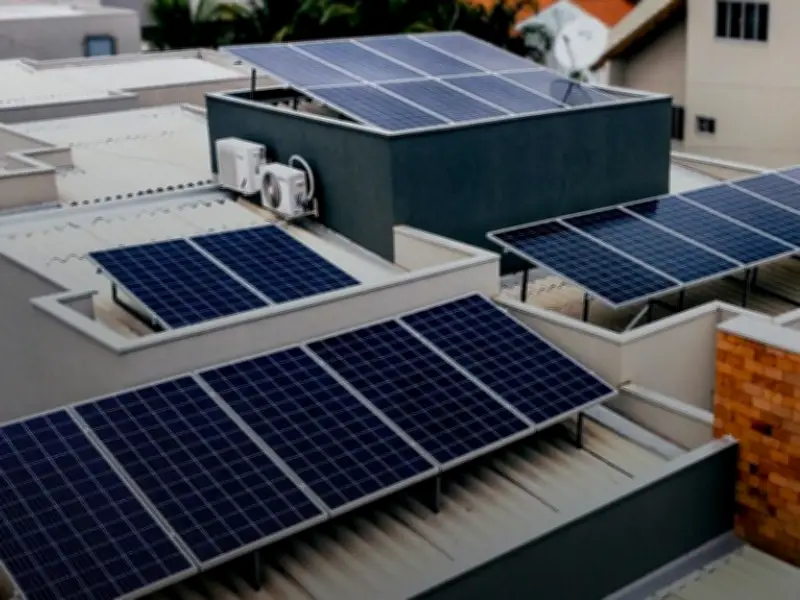 Energia solar reduz custos e atrai famílias brasileiras