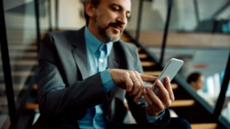 Engajamento real começa com ferramentas digitais no bolso do colaborador