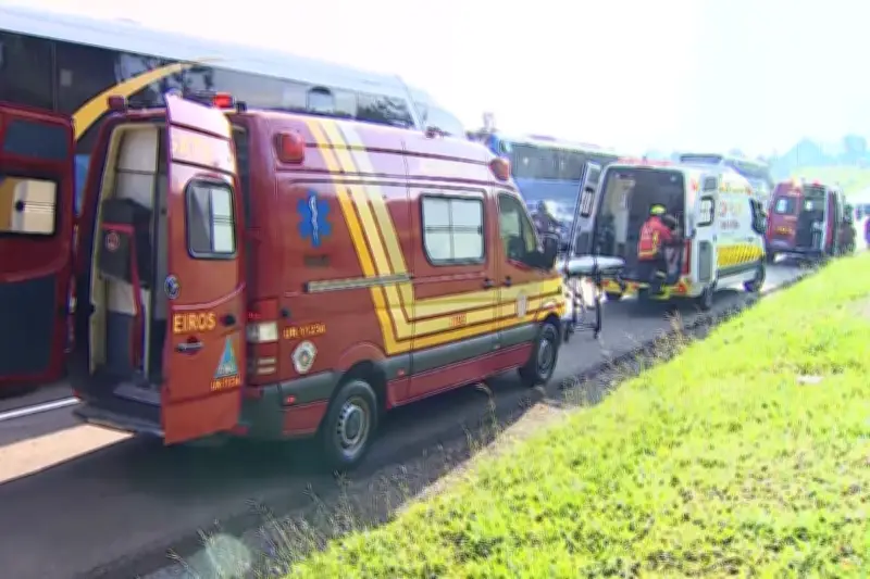 Engavetamento com 2 ônibus e 3 carros deixa 10 feridos na Via Dutra em Caçapava