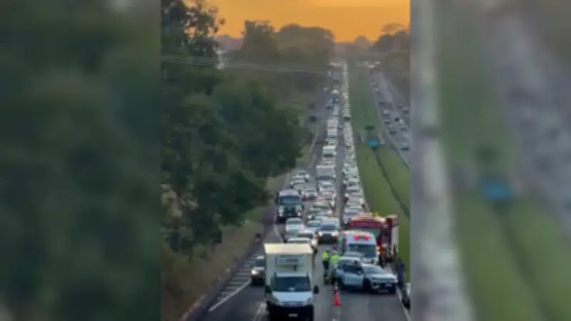 Engavetamento com três carros interdita faixa da Washington Luís em Rio Preto