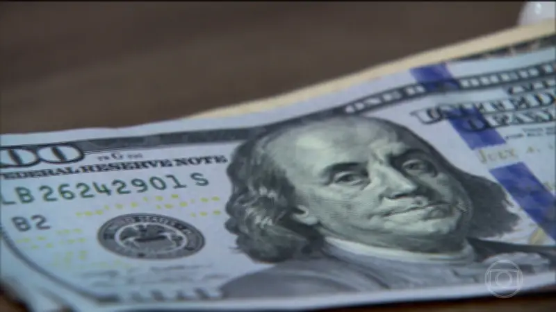 Entenda o que faz o dólar subir ou cair e os impactos no Brasil