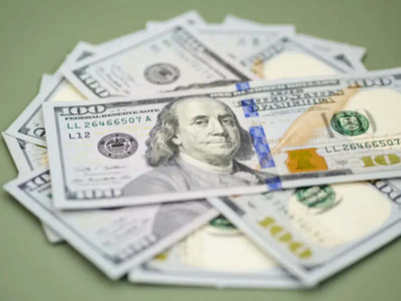 Entenda o que faz o dólar subir ou cair: tarifas dos EUA e tensões no Oriente Médio