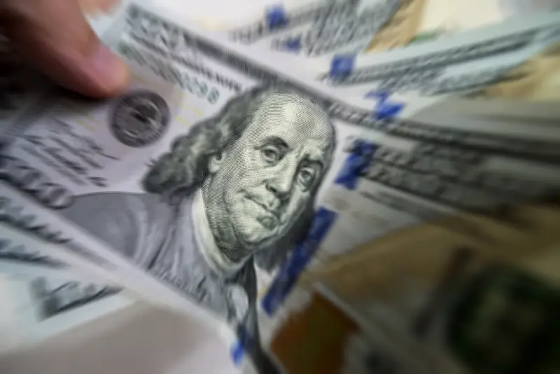 Entenda o que faz o dólar subir ou cair: tensões geopolíticas e inflação dos EUA