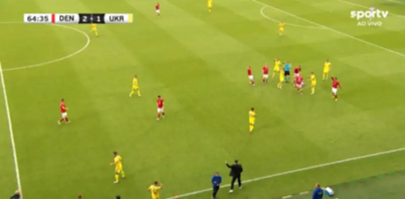 Eriksen recebe alta após desmaio em amistoso e tranquiliza fãs