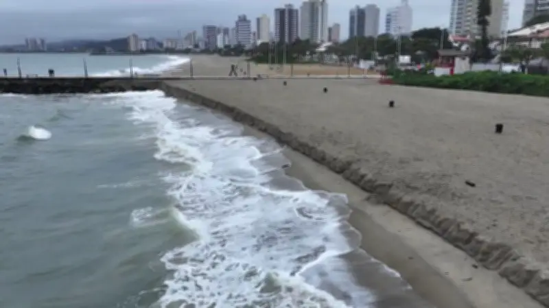 Erosão atinge praia de Balneário Piçarras dois meses após alargamento