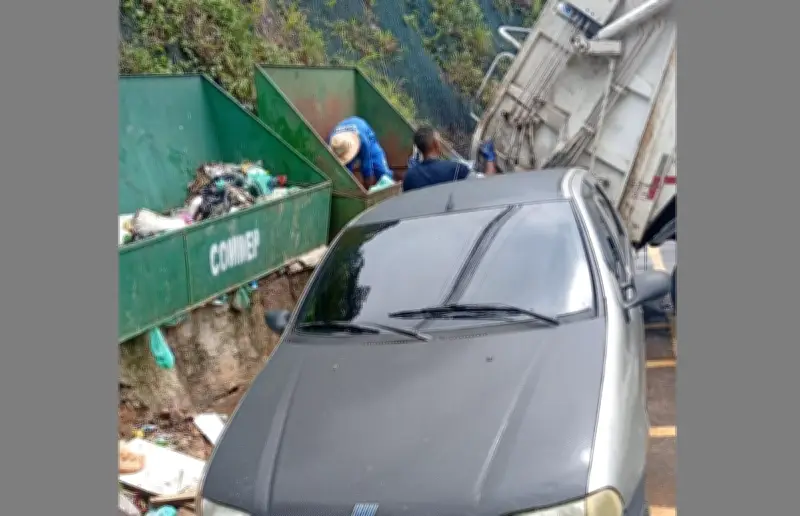 Estacionamento irregular atrapalha coleta de lixo em Petrópolis