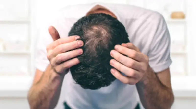 Estresse acelera queda de cabelo? Shampoo com cafeína ajuda