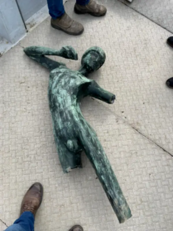 Estátua Curumim da Lagoa é restaurada após furto de braço e lança