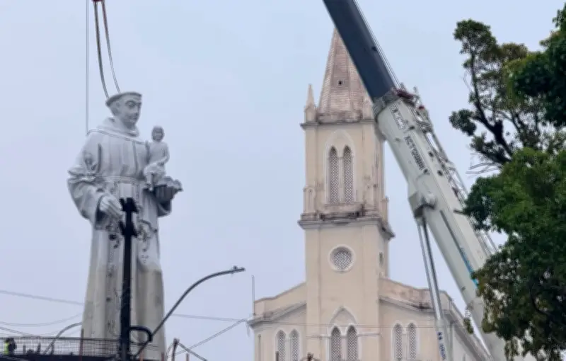 Estátua de Santo Antônio de 12 metros é instalada em Aracaju