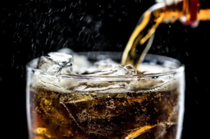 Estudo liga bebidas açucaradas a maior risco de câncer de fígado