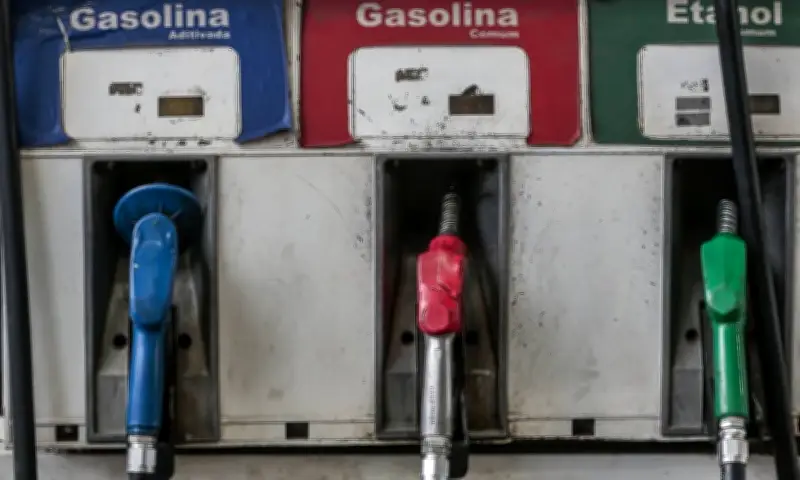 Etanol ou gasolina? Veja qual compensa mais em 199 cidades