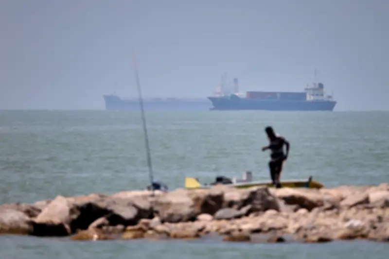 EUA atacam alvos no Irã e tensionam cessar-fogo no Golfo