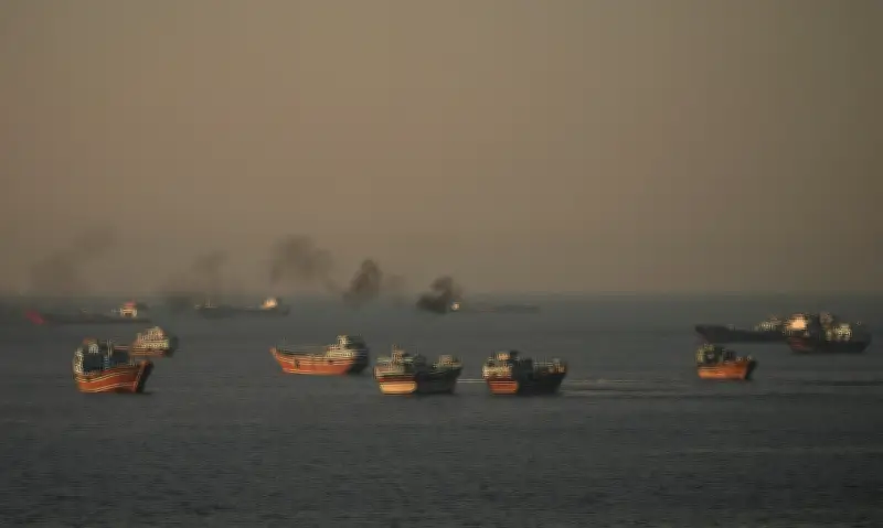 EUA bombardeiam Irã no Estreito de Ormuz; Teerã promete resposta rápida