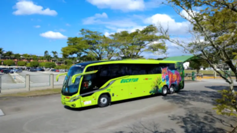 Eucatur lança primeiros ônibus rodoviários 6x2 de 15 metros do Brasil