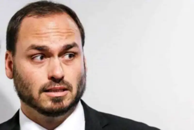 Ex-chefe de gabinete de Carlos Bolsonaro vira réu por rachadinha
