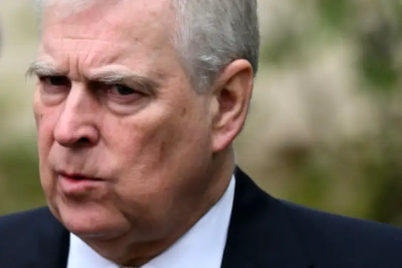 Ex-príncipe Andrew lucrava com sublocação em mansão real, diz relatório