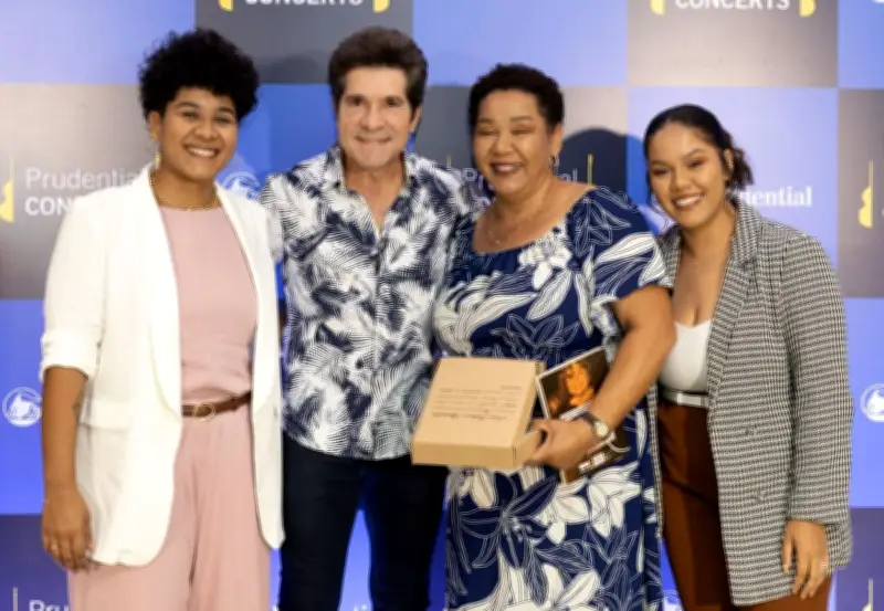 Fã de Daniel viaja 4h e chora ao ganhar rosa do ídolo em Gurupi