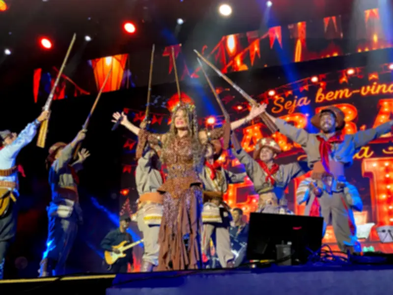 Fã mirim de 11 anos canta com Elba Ramalho no São João de Campina Grande