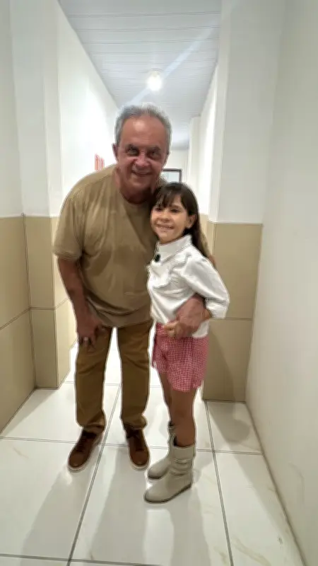 Fã mirim que viralizou conhece Flávio José e se emociona