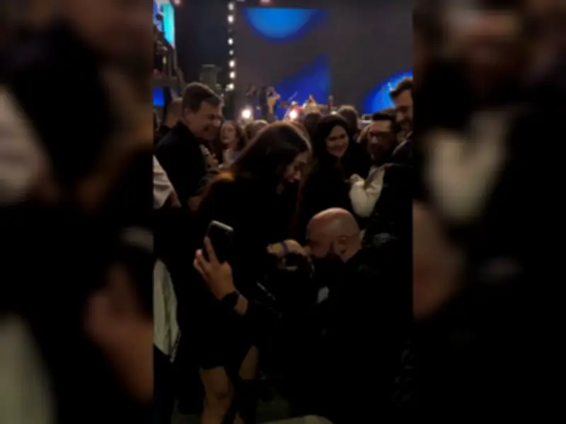 Fã é pedida em casamento ao som de 'Aliança' em show de Marisa Monte