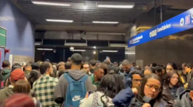 Falha em portas causa lotação no Metrô de São Paulo