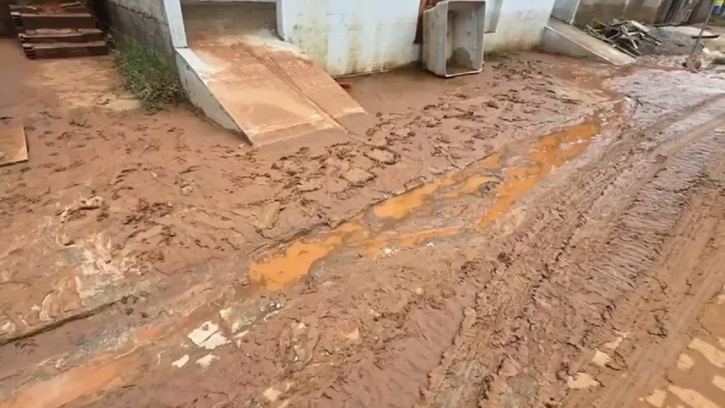 Moradores de Itaperuna denunciam falta de infraestrutura após chuvas