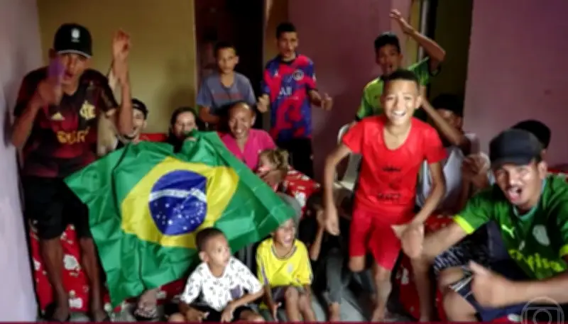 Família com 14 filhos de nomes de ex-jogadores aumenta torcida pelo Brasil