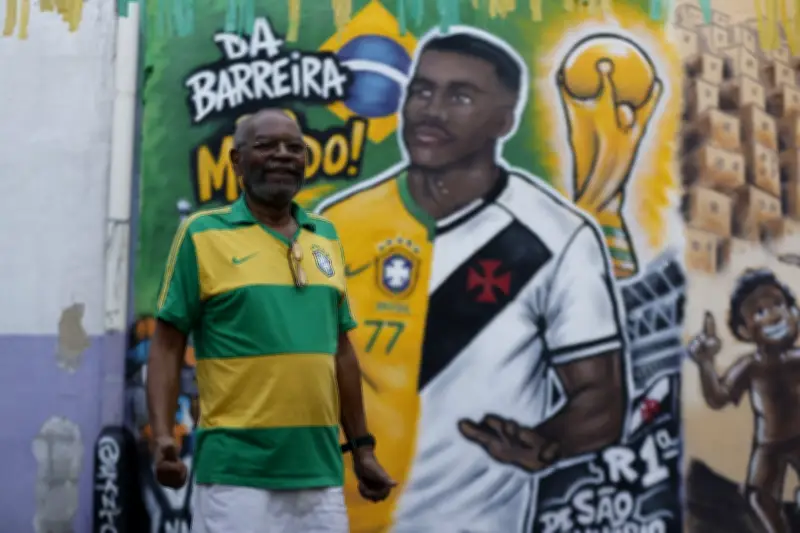 Família de Rayan se reúne na Barreira do Vasco para torcer pelo atacante na Copa