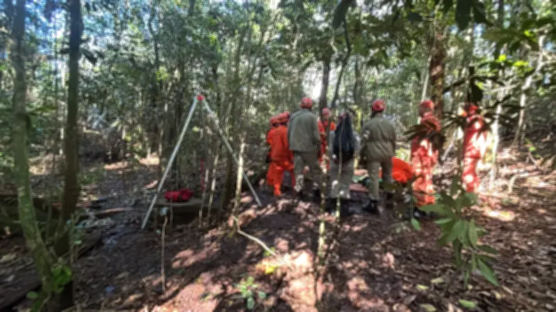 Famílias buscam jovens desaparecidos em cemitério clandestino no Rio