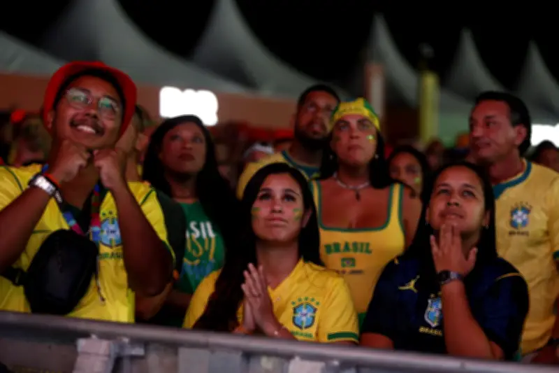 Fan Fest em Copacabana reúne sósias e apoio a Neymar na estreia do Brasil