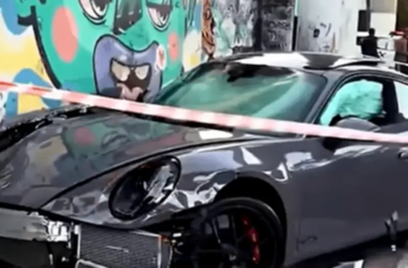 Fábio Giga perde controle de Porsche e atinge motos e carros em SP