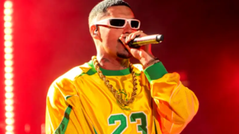 Felipe Ret brilha no Rock in Rio Lisboa com camisa do Brasil e namorada