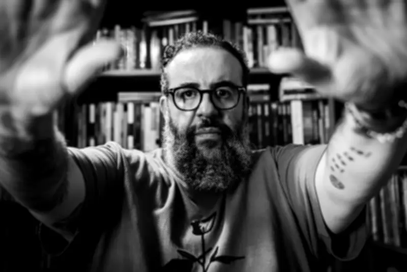Ferréz abre sua biblioteca pessoal e revela influências literárias